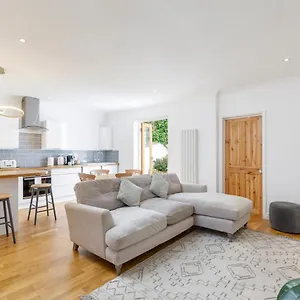 lovely-centrally-located-2-bedroom-apartment-with-patio.brighton-hotels-england.com/